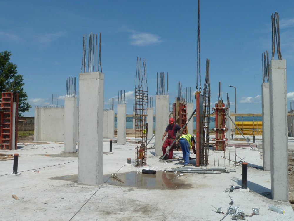 Halad az építkezés